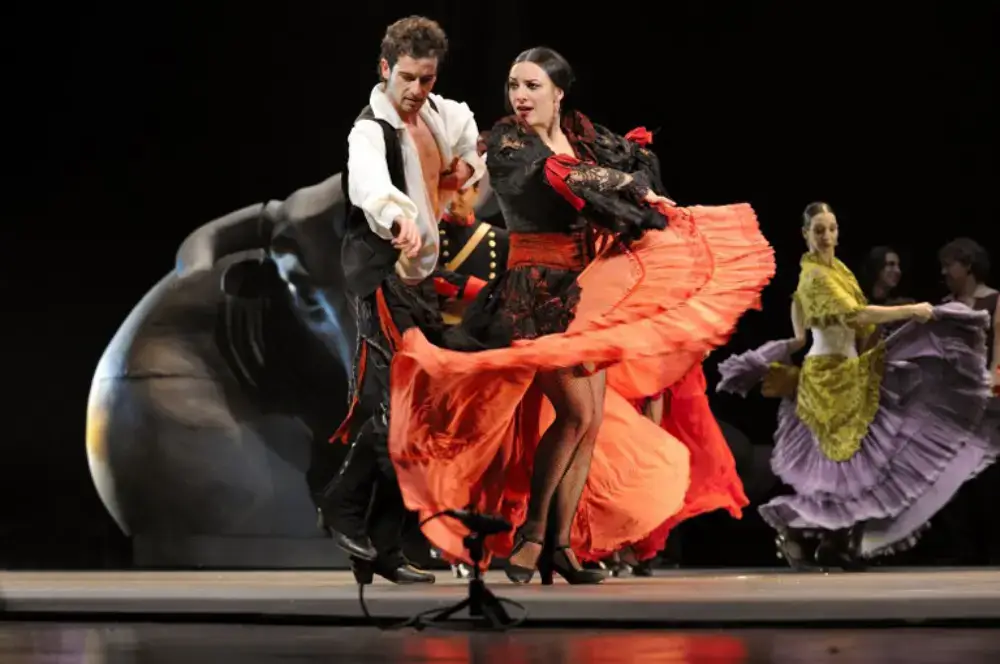 The Spaniards love to dance!