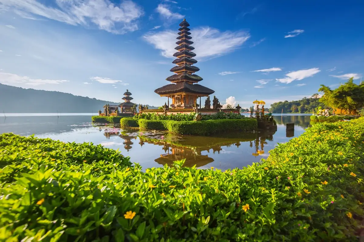 bali indonesia uluwatu temple scenic view